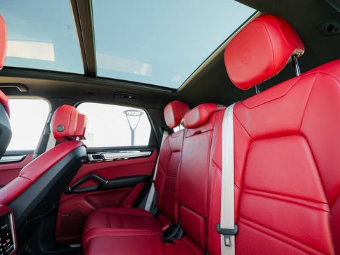 Certified 2023 Porsche Cayenne Platinum Edition image 24