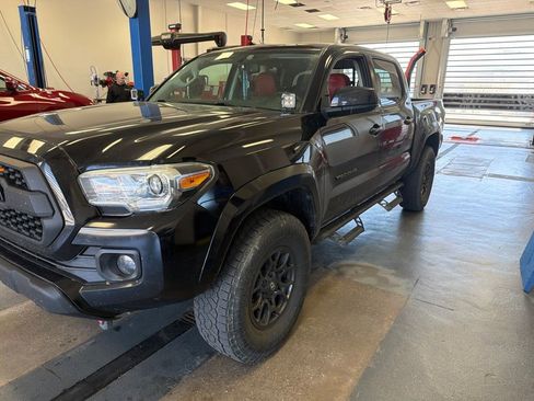 Used 2017 Toyota Tacoma SR5 w/ Tow Package AWD/4WD image 4