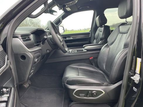 Used 2023 Jeep Wagoneer L Series II image 12