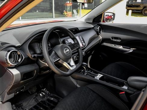 Used 2023 Nissan Kicks SV image 3