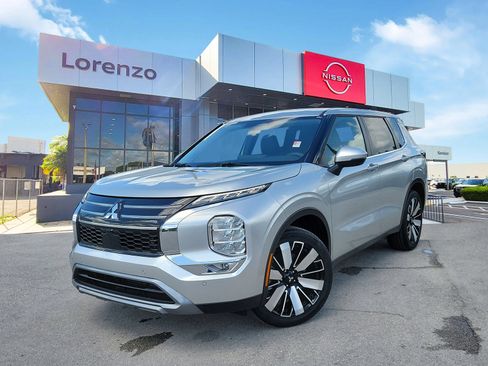 Used 2025 Mitsubishi Outlander SE FWD image 1