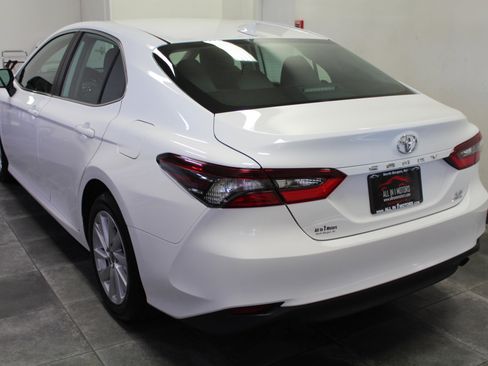 Used 2022 Toyota Camry LE image 4