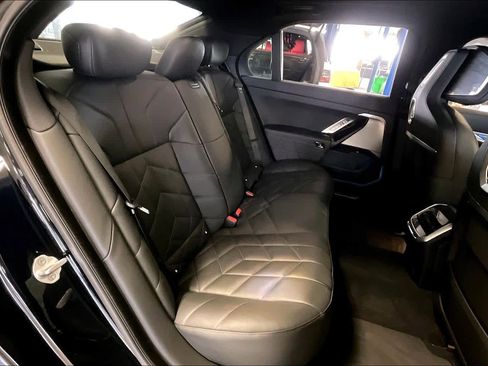 Used 2025 BMW 740i image 19