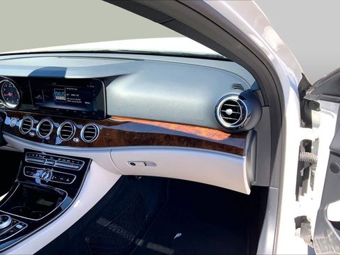 Used 2017 Mercedes-Benz E 300 4MATIC image 17