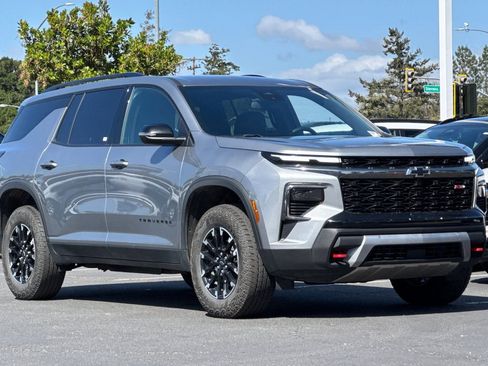 Used 2025 Chevrolet Traverse Z71 image 2
