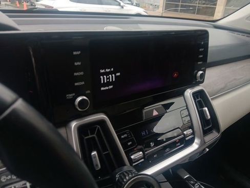 Used 2023 Kia Sorento EX w/ Panoramic Sunroof Package image 3