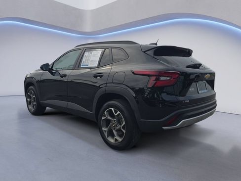 Used 2025 Chevrolet Trax LT w/ Driver Confidence Package FWD image 3