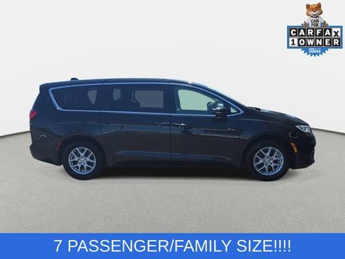 Used 2023 Chrysler Pacifica Touring-L FWD image 4