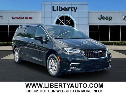 New 2025 Chrysler Pacifica Select