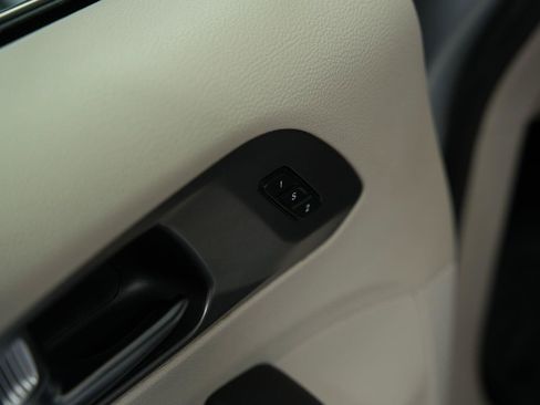 Used 2023 Chrysler Pacifica Touring-L FWD image 30