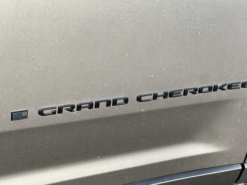 New 2025 Jeep Grand Cherokee Altitude image 7