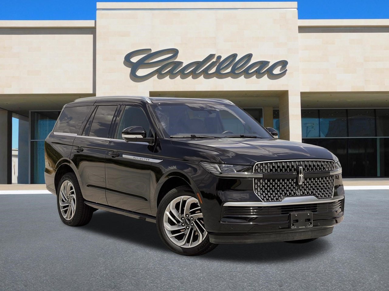 Used 2025 Lincoln Navigator Reserve AWD/4WD image 2