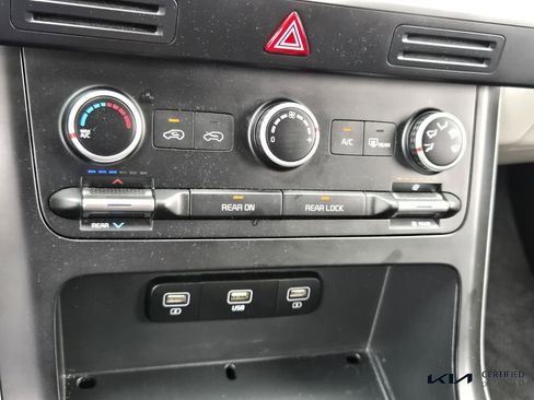 Used 2022 Kia Carnival LX FWD image 23