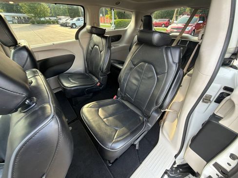 Used 2018 Chrysler Pacifica Limited FWD image 21