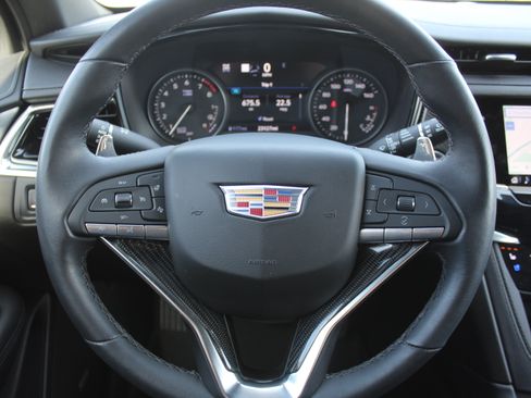 Used 2024 Cadillac XT6 Sport w/ Technology Package AWD/4WD image 18