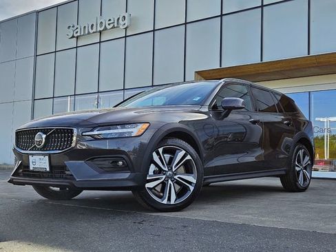 Used 2025 Volvo V60 B5 Cross Country Plus AWD/4WD image 1