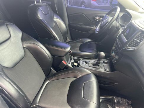 Used 2019 Jeep Cherokee Latitude Plus AWD/4WD image 19