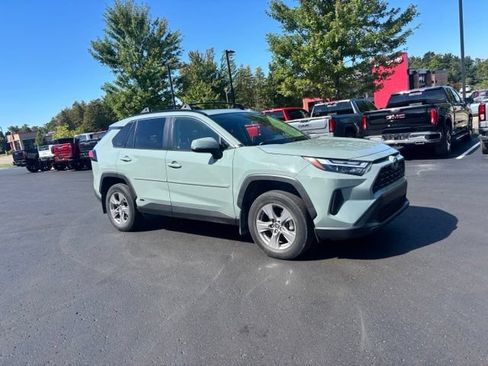 Used 2022 Toyota RAV4 XLE w/ Convenience Package AWD/4WD image 4