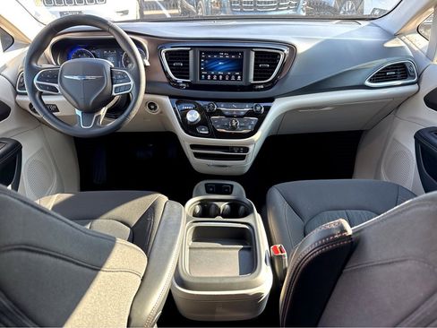 Used 2019 Chrysler Pacifica Touring Plus image 14