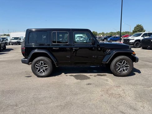 Used 2025 Jeep Wrangler Unlimited Sahara AWD/4WD image 9
