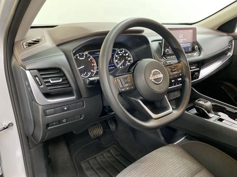 Used 2023 Nissan Rogue SV image 2