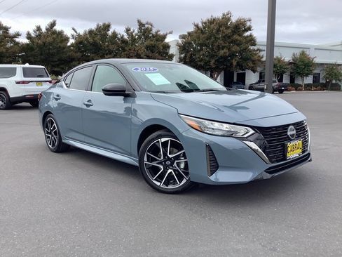 Used 2025 Nissan Sentra SR w/ SR Premium Package image 2