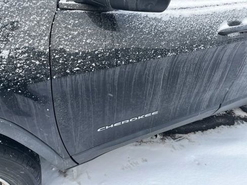 Used 2020 Jeep Cherokee Latitude w/ Cold Weather Group image 10