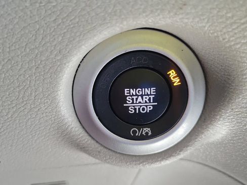 Used 2023 Chrysler Pacifica Touring-L FWD image 37