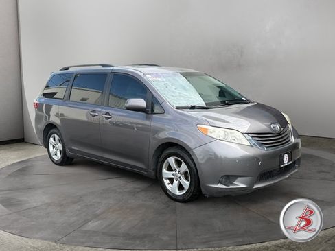Used 2017 Toyota Sienna LE FWD image 1