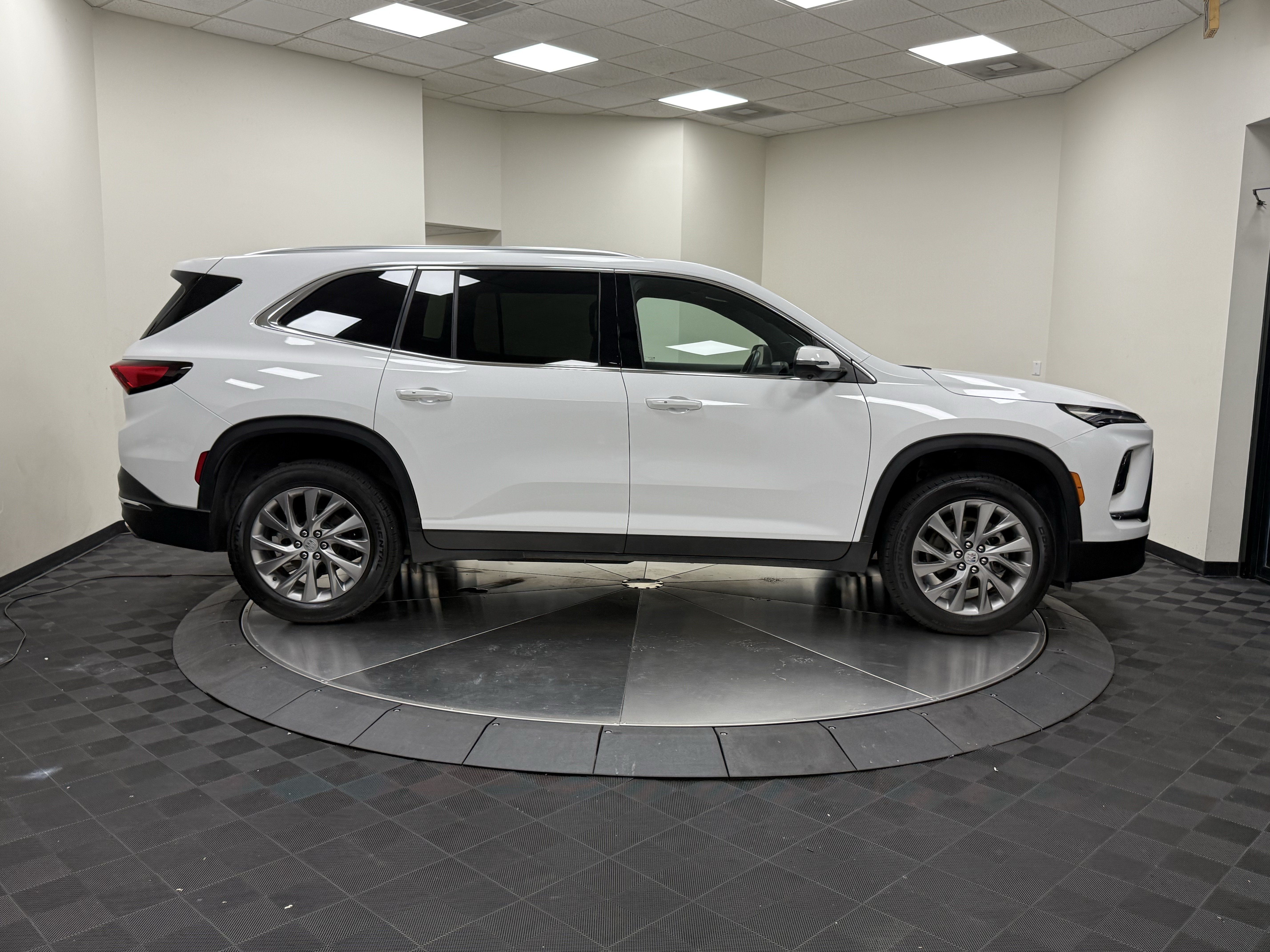 Used 2025 Buick Enclave Preferred FWD image 8