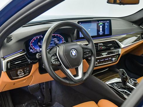 Certified 2022 BMW 530e w/ Premium Package image 27