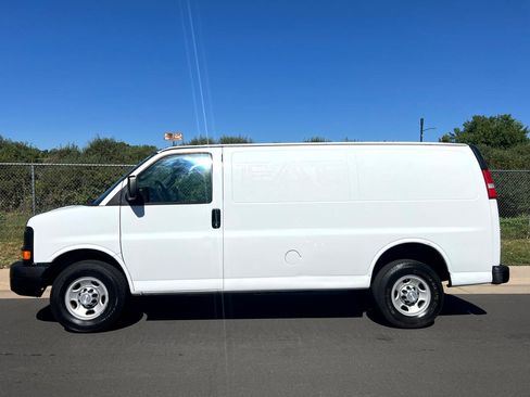 Used 2016 Chevrolet Express 2500 image 2