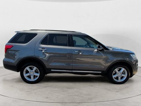 Used 2017 Ford Explorer XLT AWD/4WD image 4