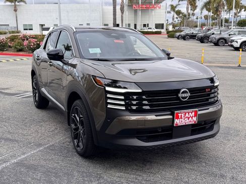 New 2026 Nissan Kicks SR FWD image 2