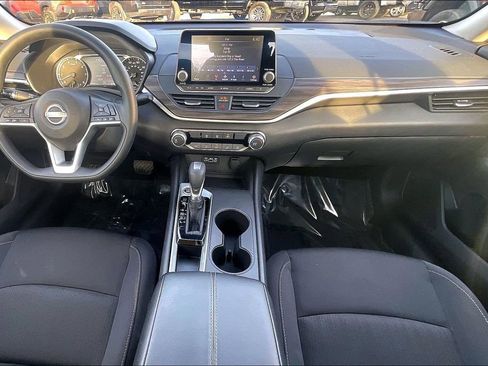 Used 2025 Nissan Altima 2.5 SV image 9