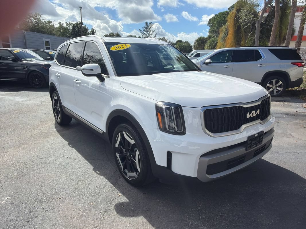 Used 2023 Kia Telluride EX w/ EX Captain's Chair Package FWD image 7