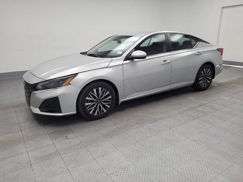 Used 2023 Nissan Altima 2.5 SV FWD image 2