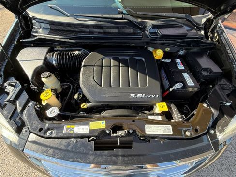 Used 2016 Chrysler Town & Country Touring FWD image 22