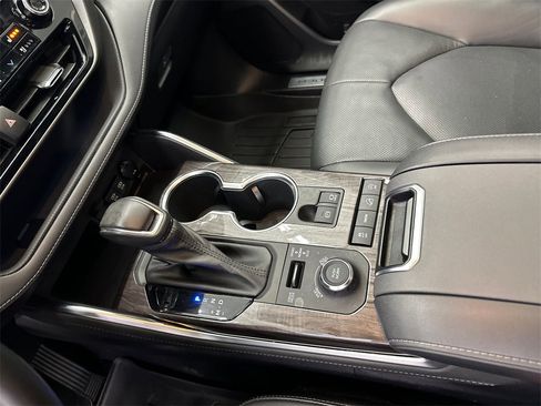 Used 2021 Toyota Highlander Limited image 34