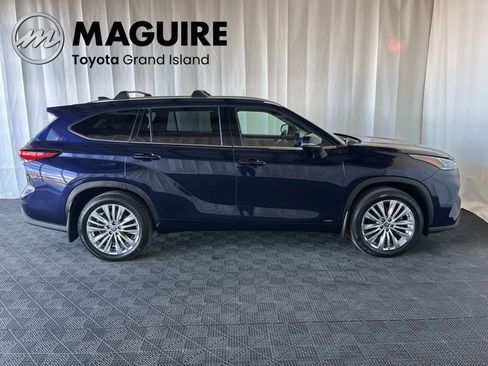 Used 2023 Toyota Highlander Platinum AWD/4WD image 2