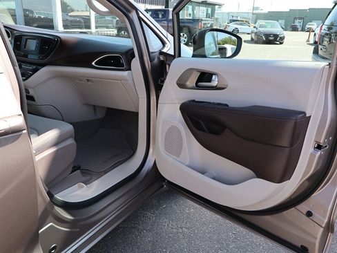 Used 2017 Chrysler Pacifica LX FWD image 8