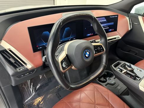 Used 2024 BMW iX xDrive50 w/ Sport Package AWD/4WD image 4