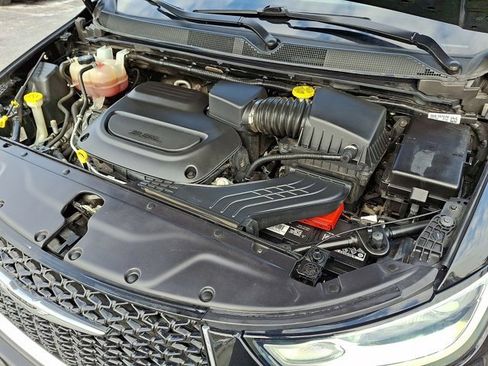 Certified 2023 Chrysler Pacifica Touring-L image 33