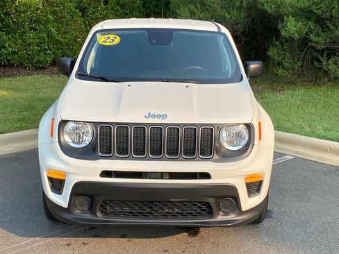 Used 2023 Jeep Renegade Latitude AWD/4WD image 2