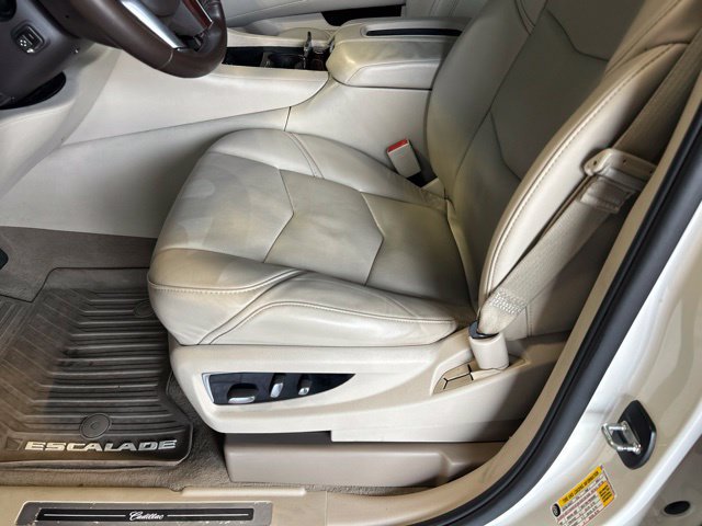 Used 2015 Cadillac Escalade Luxury AWD/4WD image 16