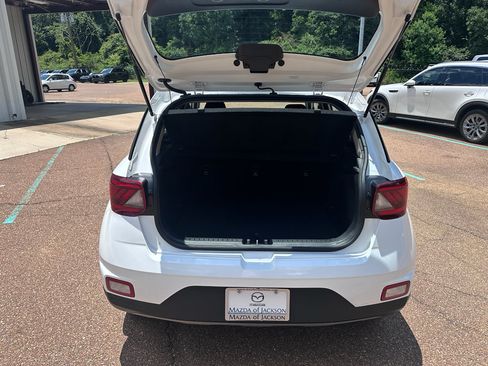 Used 2025 Hyundai Venue SEL FWD image 25
