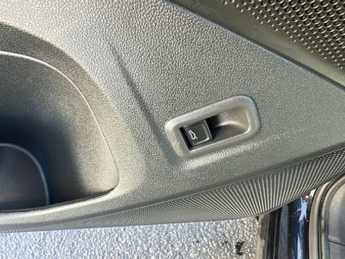 Used 2025 Volkswagen Tiguan SE AWD/4WD image 23