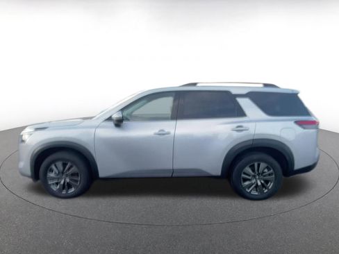 Used 2025 Nissan Pathfinder SV image 9