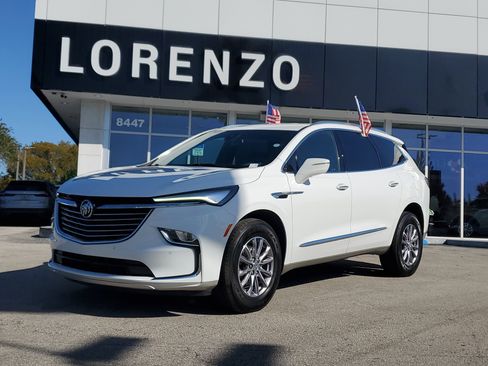 Used 2024 Buick Enclave Essence image 1