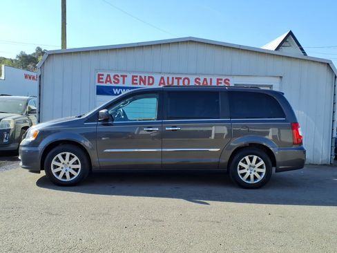 Used 2015 Chrysler Town & Country Touring w/ Driver Convenience Group image 2